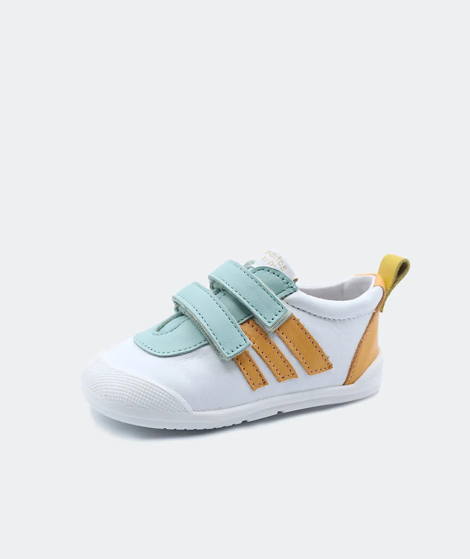Sapatilha infantil Blanditos Luna cor Lima (branco/menta/mostarda), vista lateral. Calçado respeitador barefoot flexível com duplo velcro verde menta para criança.
