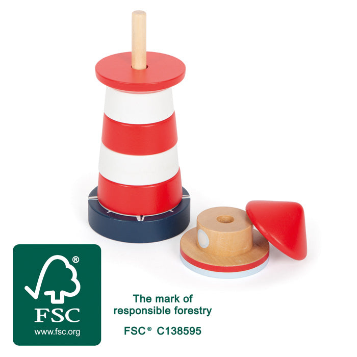 Torre de empilhar Farol small foot em madeira, com o selo FSC, mostrando a sustentabilidade do produto.