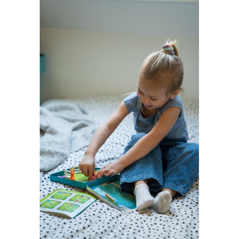 Uma criança a jogar o SmartGames Turtle Tactics, mostrando a interação e o envolvimento com o jogo.