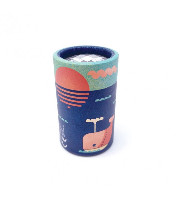 Caleidoscópio Svoora com design de baleias, mostrando o detalhe da ilustração no tubo de papel e a marcação CE.