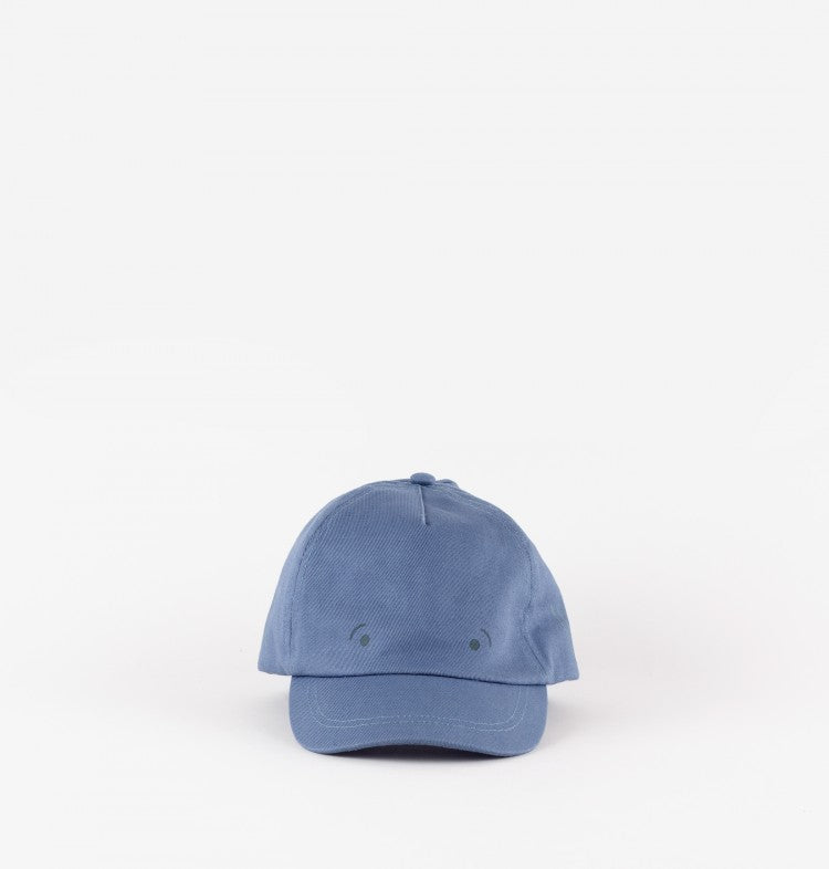 Boné infantil Victoria em lona azul com design de tubarão, vista frontal em fundo branco.