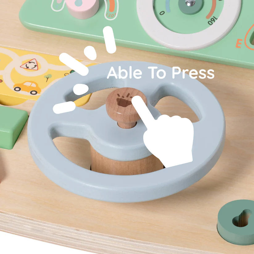 Close-up do volante do Classic World Volante Multifunções, com uma mão a indicar a função de premir para som.