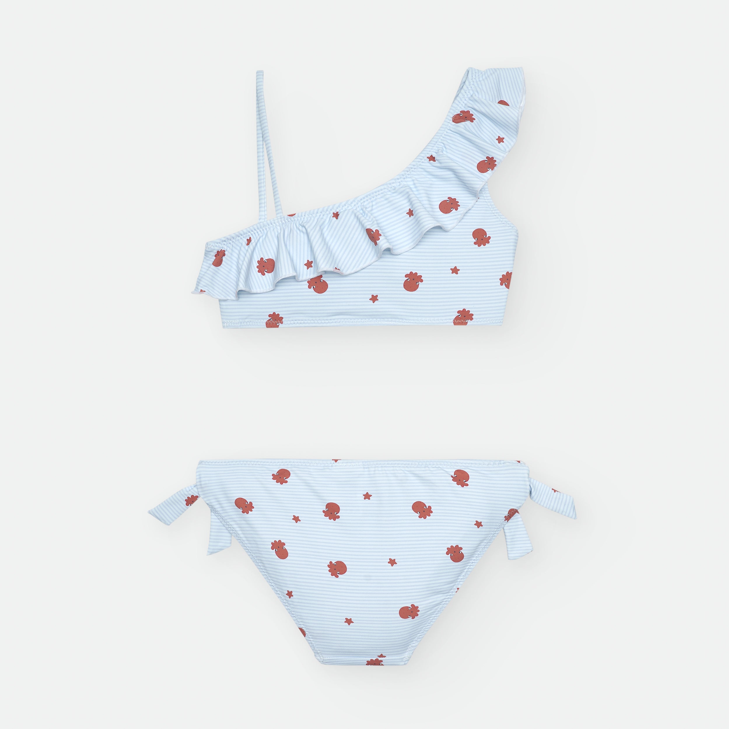 Biquini Waterlemon infantil azul claro, com top assimétrico com folho e cueca com laços. Estampado com polvos e estrelas. Vista traseira.