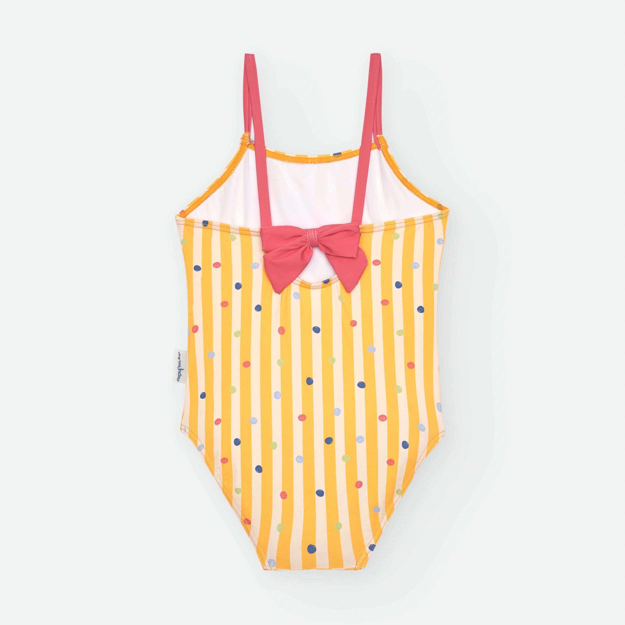 Detalhe traseiro do fato de banho Waterlemon infantil amarelo com riscas e bolinhas coloridas, laço nas costas.