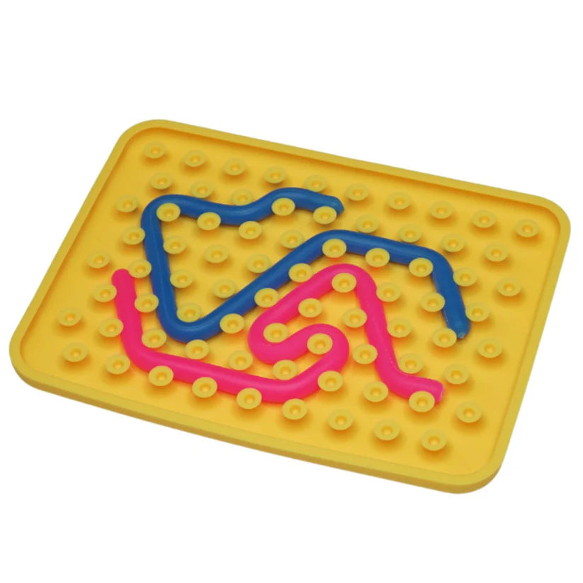 Um conjunto amarelo do Wiggly Toy Jogo Sensorial com peças flexíveis azuis e cor-de-rosa dispostas em padrões ondulados na matriz.