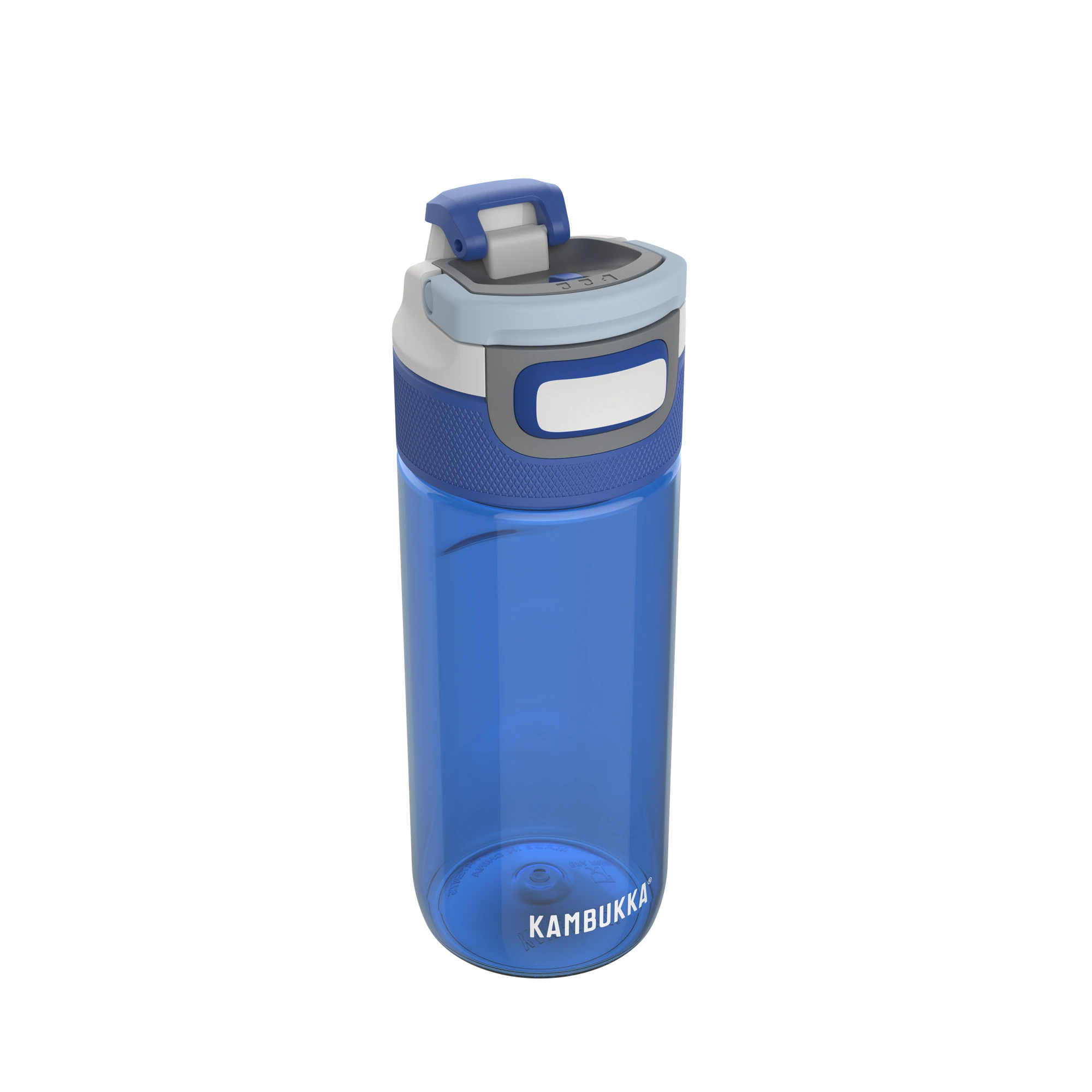 Garrafa Kambukka Elton 500ml azul transparente com tampa cinzenta e azul, vista em ângulo.