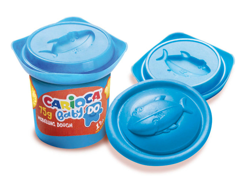 Pote individual de plasticina azul Carioca Baby Dough de 75g com tampa em forma de molde de peixe.