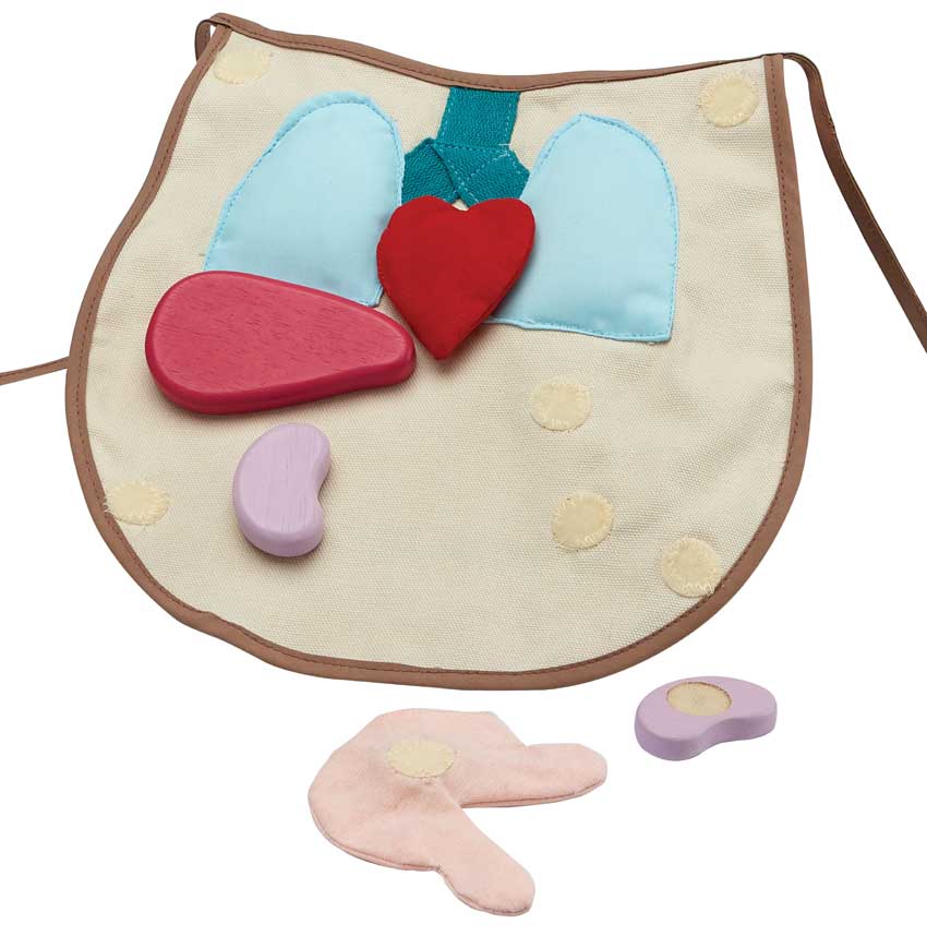 Detalhe do avental do conjunto cirúrgico PlanToys mostrando os órgãos removíveis em madeira, cores vibrantes e textura suave.