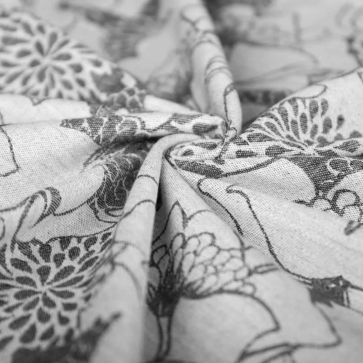 Detalhe do tecido do porta-bebé Mei Tai Hoppediz Evolutivo Hop Tye Buckle Florence, destacando o padrão e a qualidade do material.