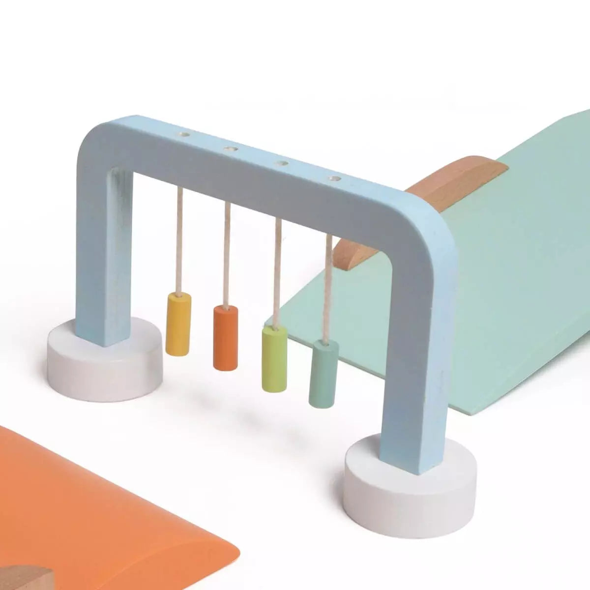 Close-up de um dos obstáculos do Classic World Jogo Minigolf, com design colorido e atraente.