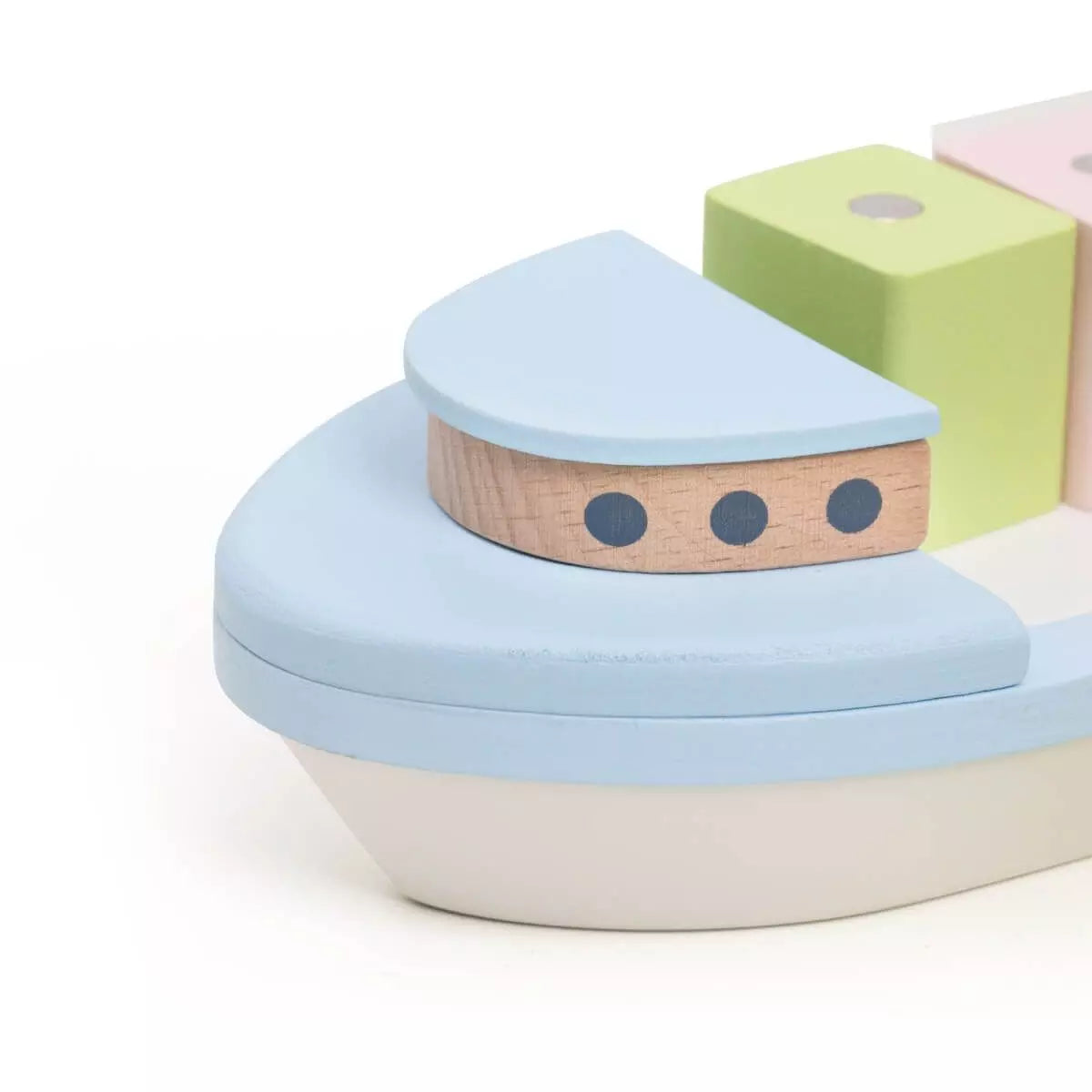 Close-up da proa do navio de carga magnético da Classic World, destacando os detalhes em madeira e o design atraente.