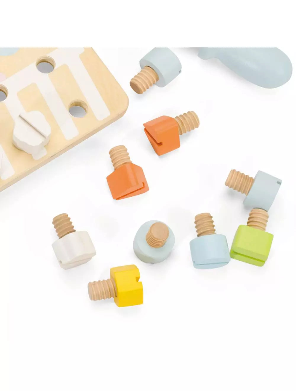 Detalhe dos parafusos coloridos espalhados ao lado da tábua de madeira Classic World.