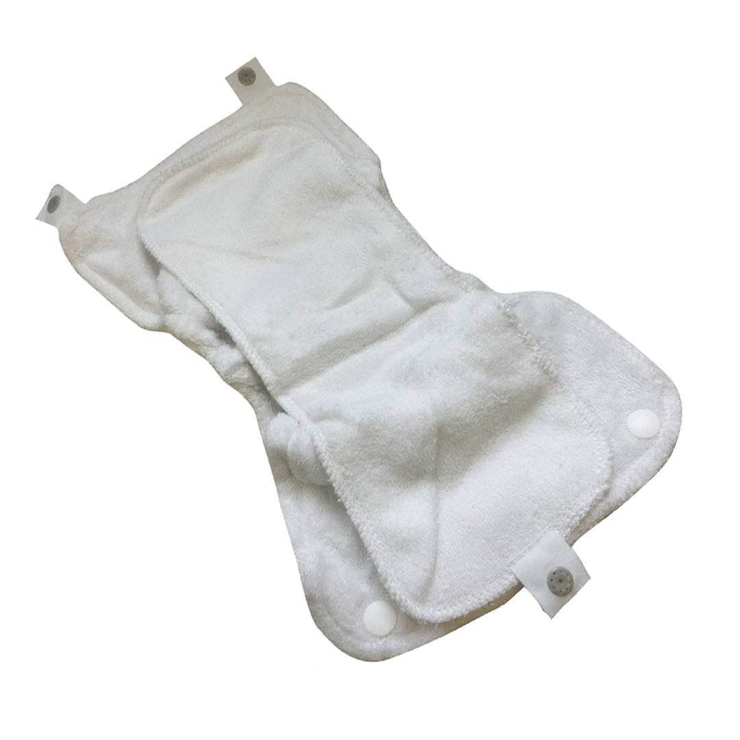 Close Absorvente Bambu Pop-In Soaker And Booster numa posição ligeiramente diferente, mostrando detalhes da textura e dos fechos.