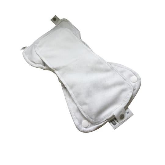 Close Absorvente Minkee POP IN SOAKER AND BOOSTER - Absorvente e reforço juntos, mostrando como se encaixam na fralda.