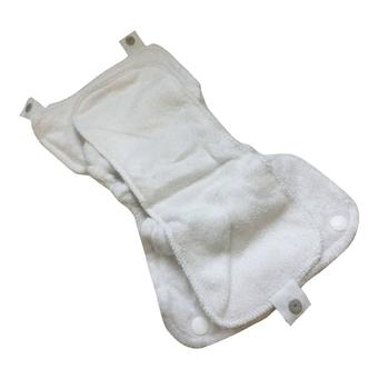 Close Absorvente Minkee POP IN SOAKER AND BOOSTER - Detalhe do fecho de pressão do absorvente.