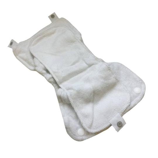 Close Absorvente Minkee POP IN SOAKER AND BOOSTER - Vista do reforço separado, mostrando o seu tecido branco e textura mais espessa.