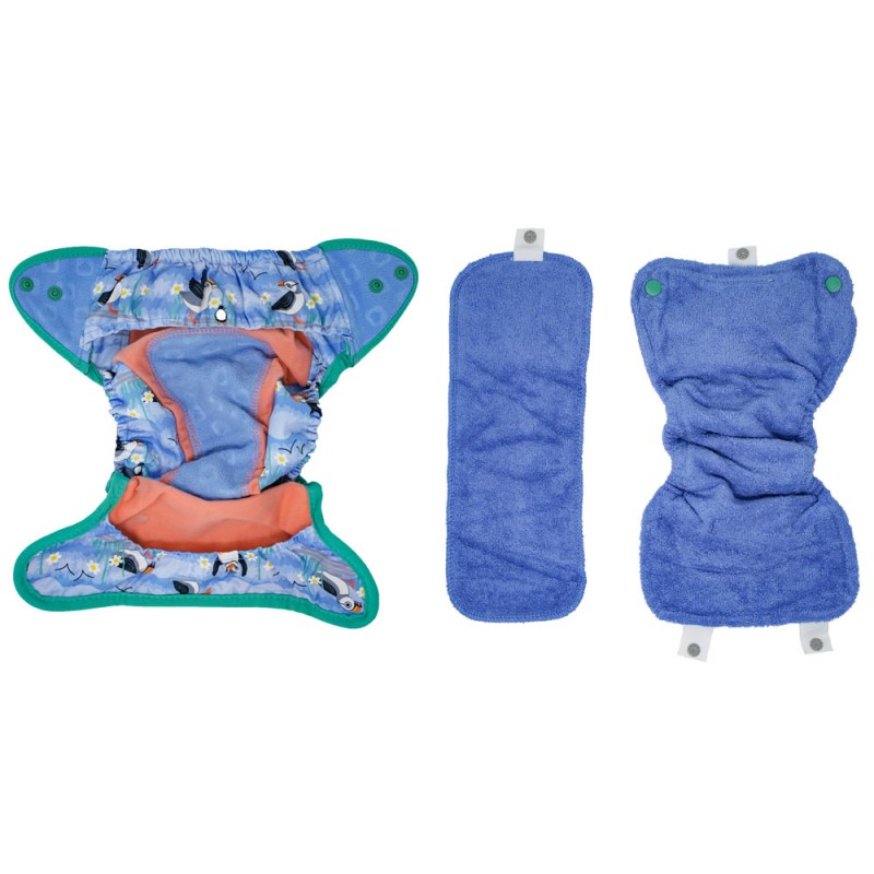 Fralda reutilizável Close Pop-in desdobrada, mostrando a capa externa e os dois absorventes incluídos.