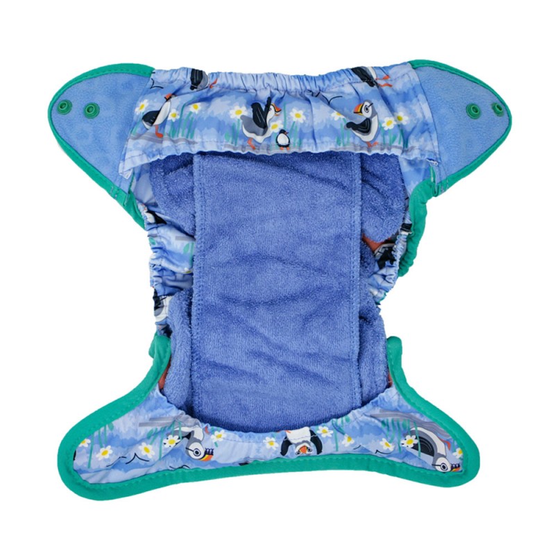 Interior da fralda reutilizável Close Pop-in, mostrando o absorvente de microfibra azul.