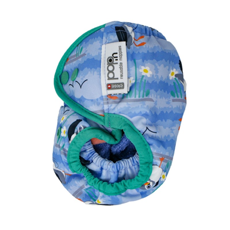 Fralda reutilizável Close Pop-in tamanho único, com estampado de papagaios-do-mar azuis e detalhes verde-água. Vista lateral.