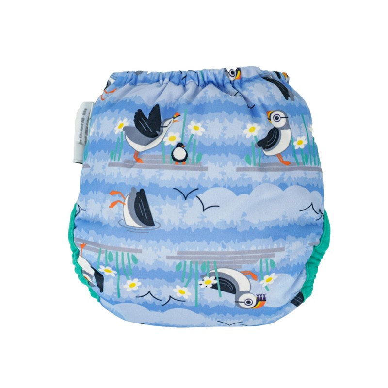 Fralda reutilizável Close Pop-in tamanho único, com estampado de papagaios-do-mar azuis e detalhes verde-água. Vista traseira.