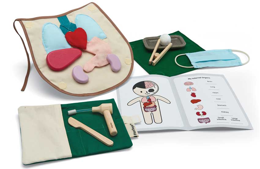 Imagem do conjunto cirúrgico PlanToys com todas as peças, incluindo o manual de instruções, mostrando a variedade de ferramentas médicas e órgãos.