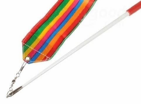 Conexão da fita de ginástica Djeco Jolyruban à vareta, mostrando o sistema de rotação.