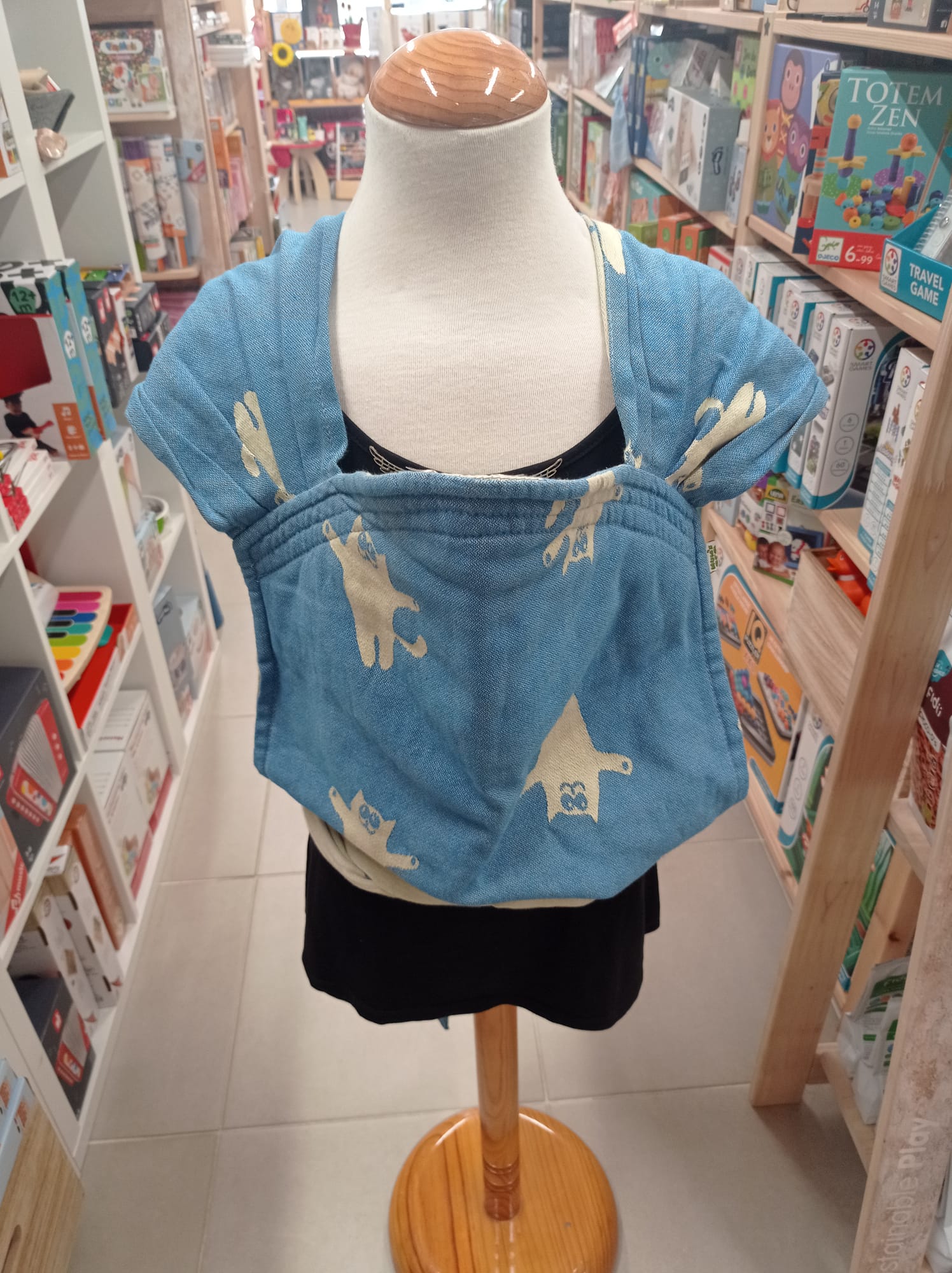 Porta-bebê azul claro com padrão de estrelas, mostrando um design divertido e prático para aluguel na Gotu.