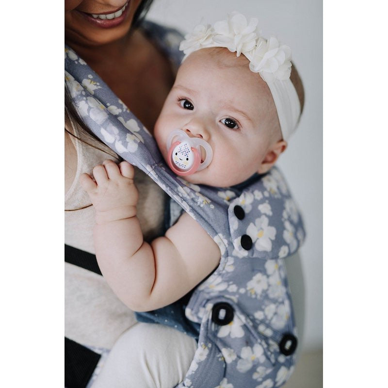 Detalhe do porta-bebê floral azul e branco Gotu, mostrando tecido macio e confortável para o bebê.