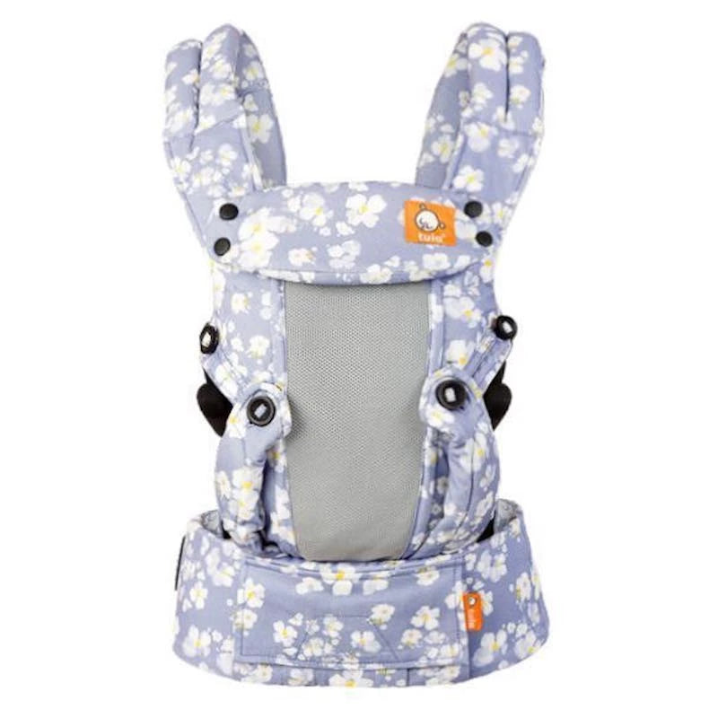 Porta-bebê floral azul e branco para aluguel, ideal para teste ou descoberta de opções. Aluguer de porta-bebés Gotu - babywearing.