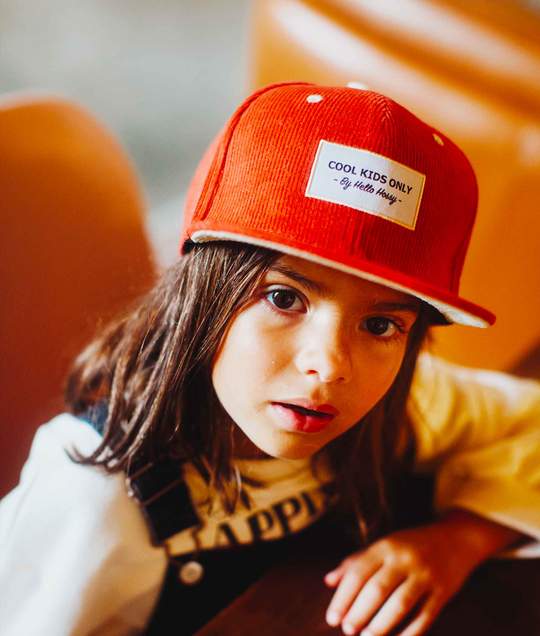 Close-up de criança a usar o chapéu de pala/boné Hello Hossy PANA vermelho 2-5 anos.