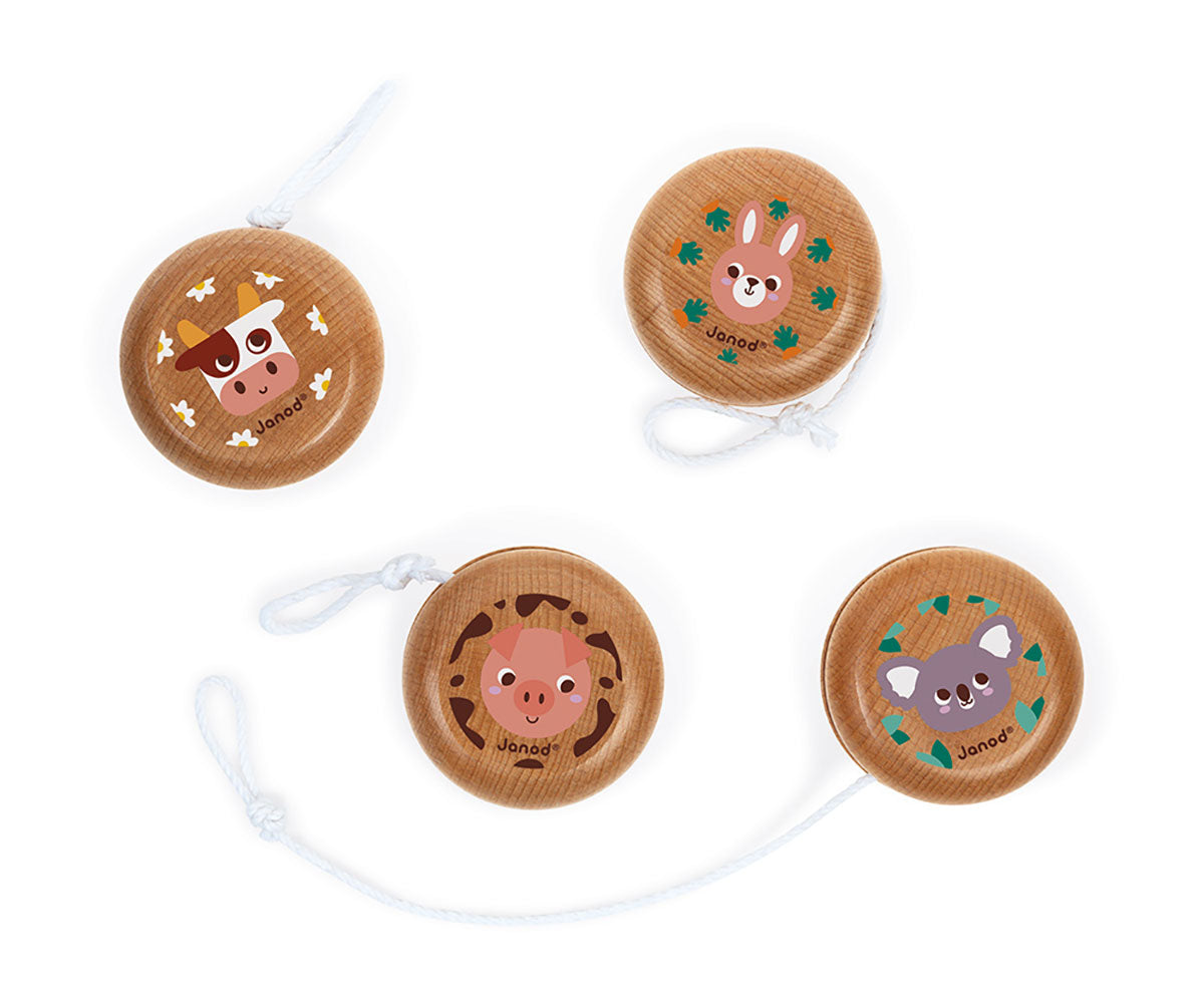 Conjunto de quatro yoyos de madeira Janod com designs de animais: vaca, coelho, porco e coala.