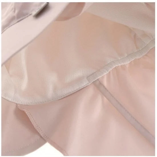 Detalhe interior do tecido e costura do chapéu solar Lassig com aba para bebé.