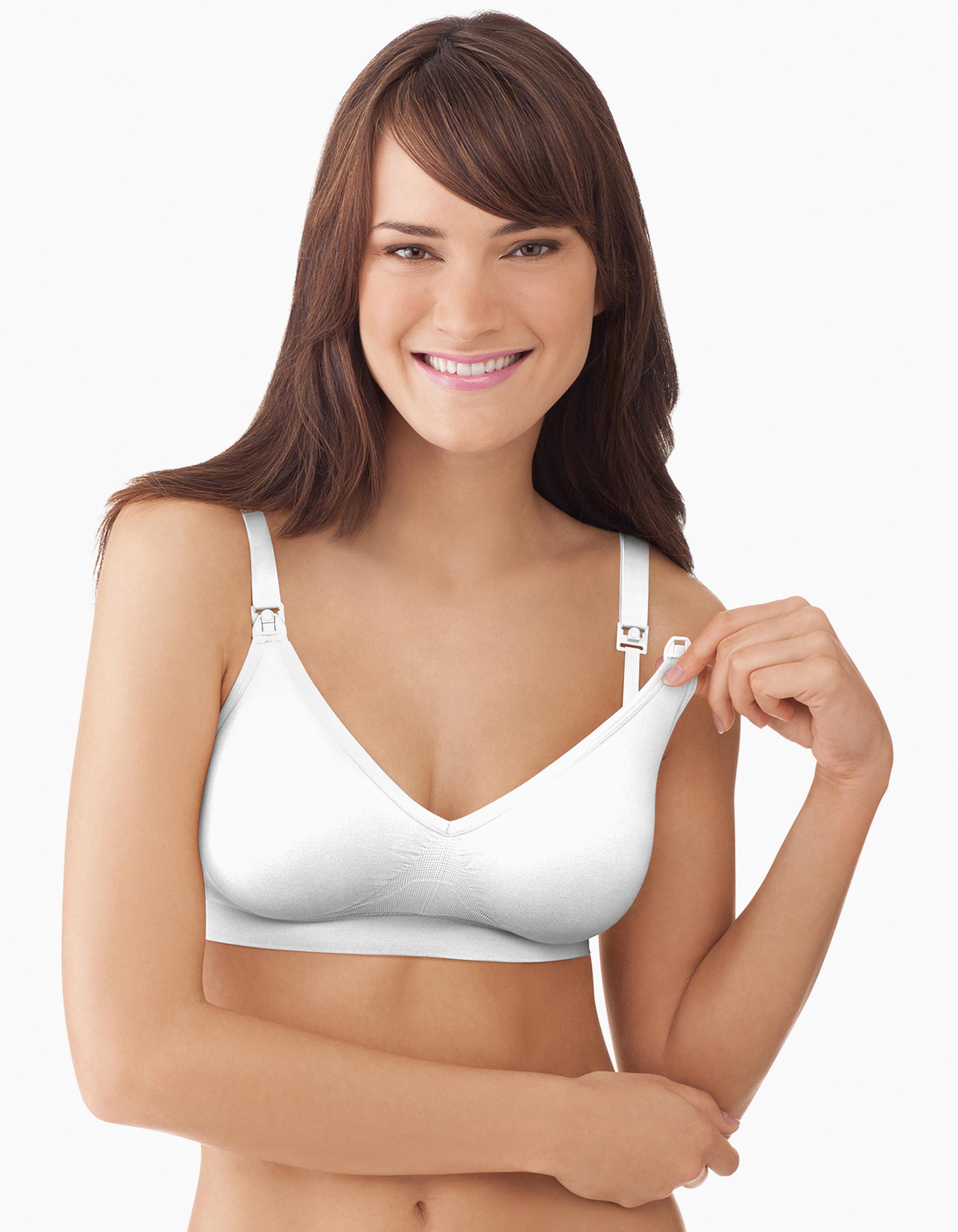 Mulher sorrindo, mostrando o Sutiã Medela Comfy Branco XL, tamanho XL, com abertura parcial para amamentação.