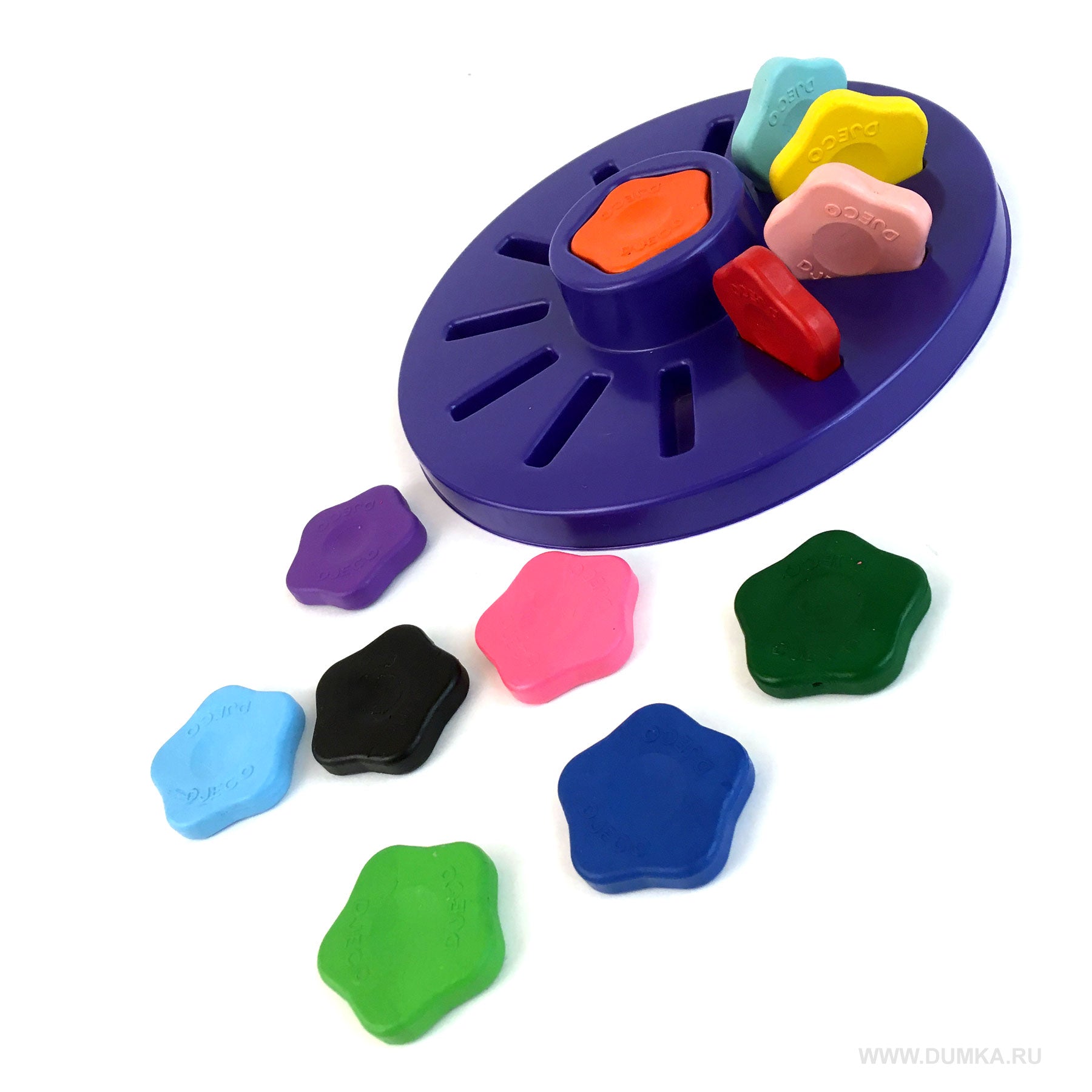 Lápis de cera Djeco em forma de flor dispostos num suporte roxo, com algumas cores espalhadas, mostrando o formato ergonómico.