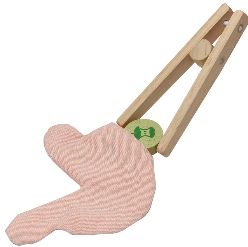 Pinça de madeira do conjunto cirúrgico PlanToys, mostrando a sua construção artesanal e o detalhe do design.