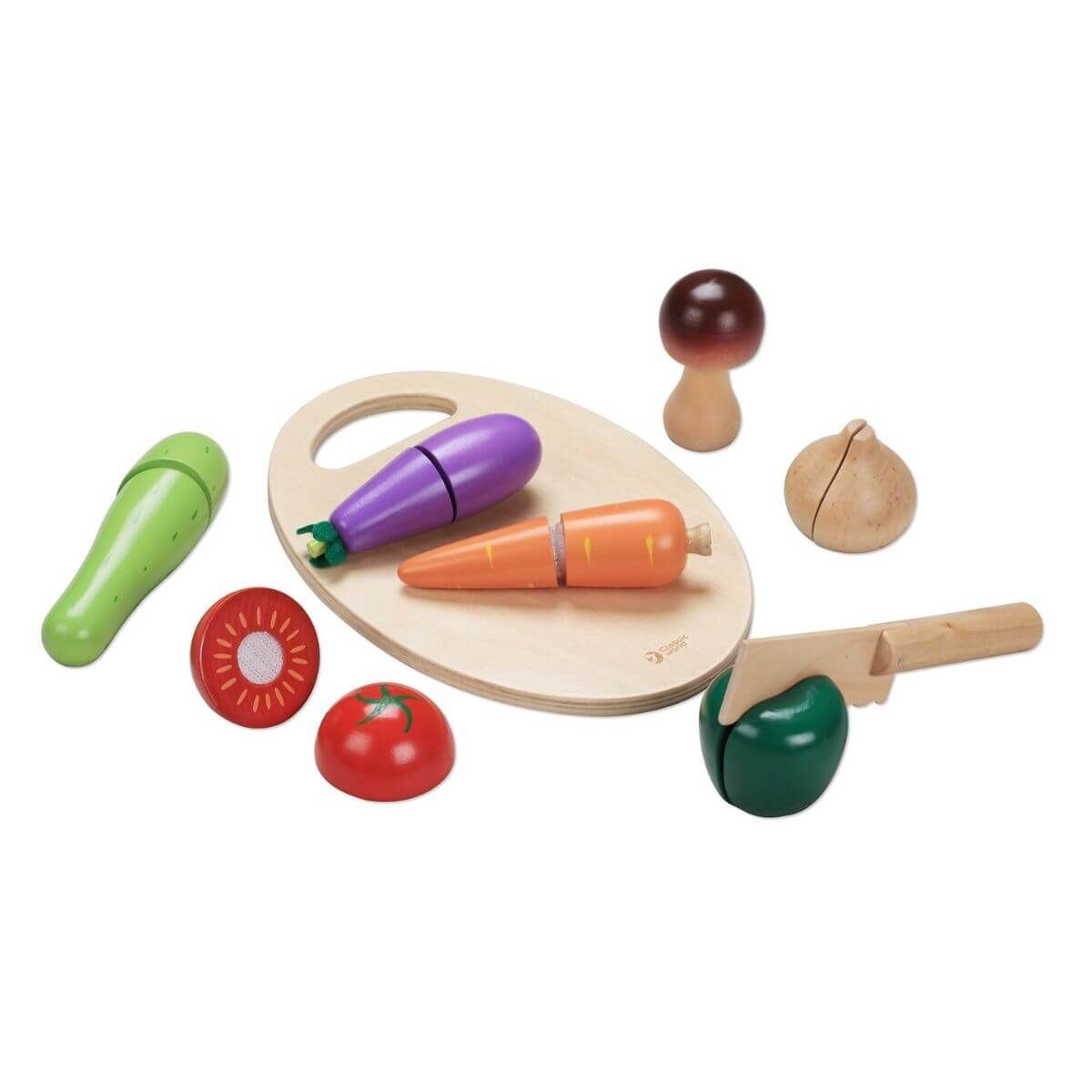 Conjunto de legumes de madeira Classic World para cortar, com beringela, cenoura, tomate, pimento, cogumelo, cebola e pepino sobre uma tábua de corte e faca de madeira.