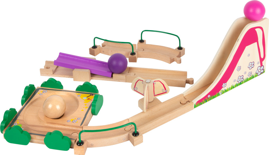 Circuito de bolas de madeira small foot, com escorrega rosa, rampas e peças coloridas, ideal para crianças a partir dos 18 meses.