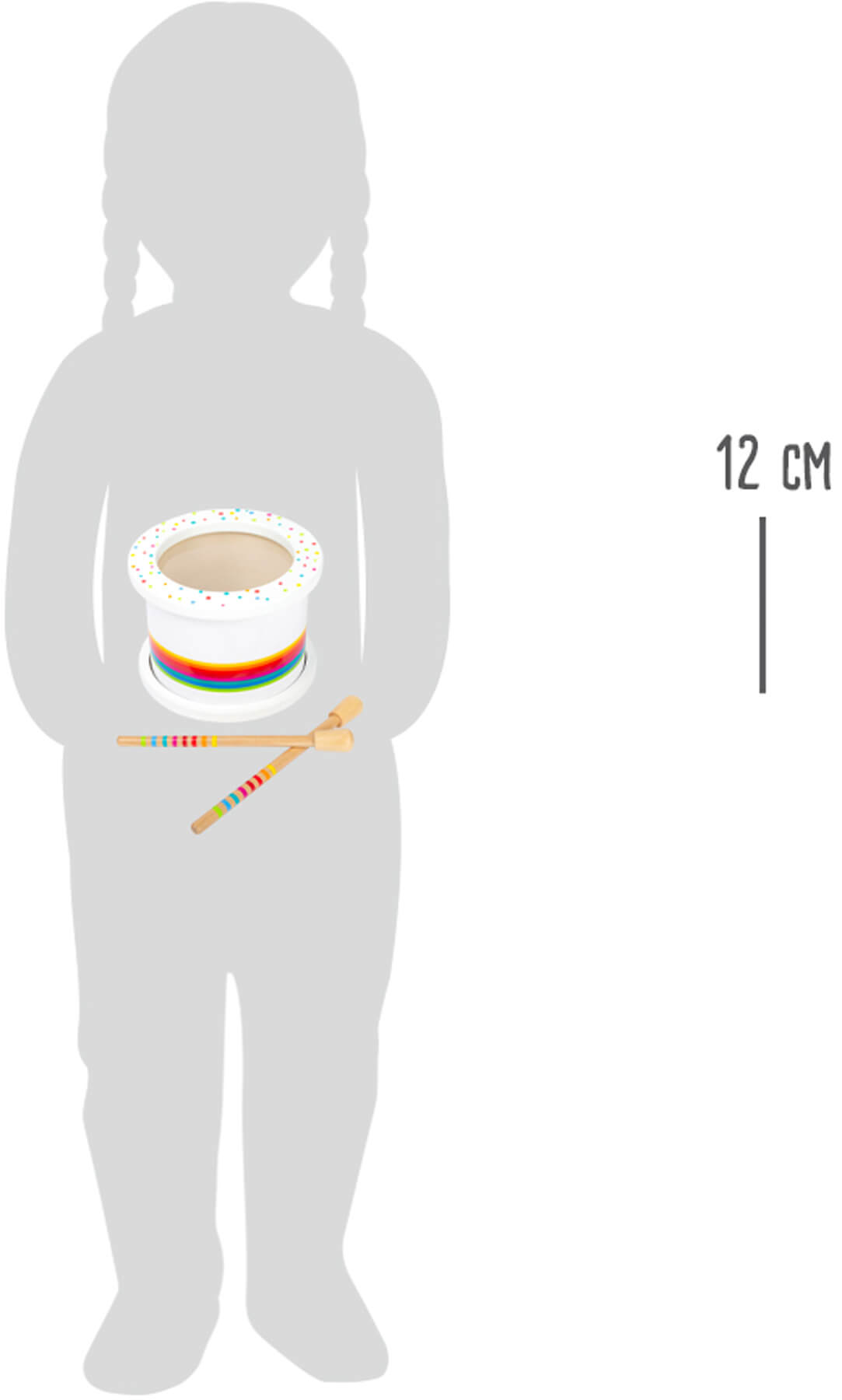 Criança segurando o tambor small foot Sound, ilustrando o tamanho e a proporção do instrumento musical.