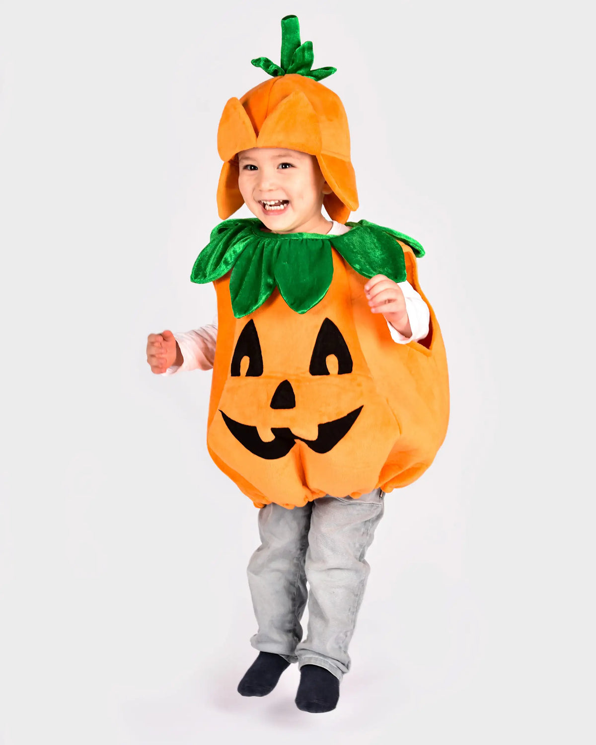 Criança vestida de abóbora para a noite de Halloween