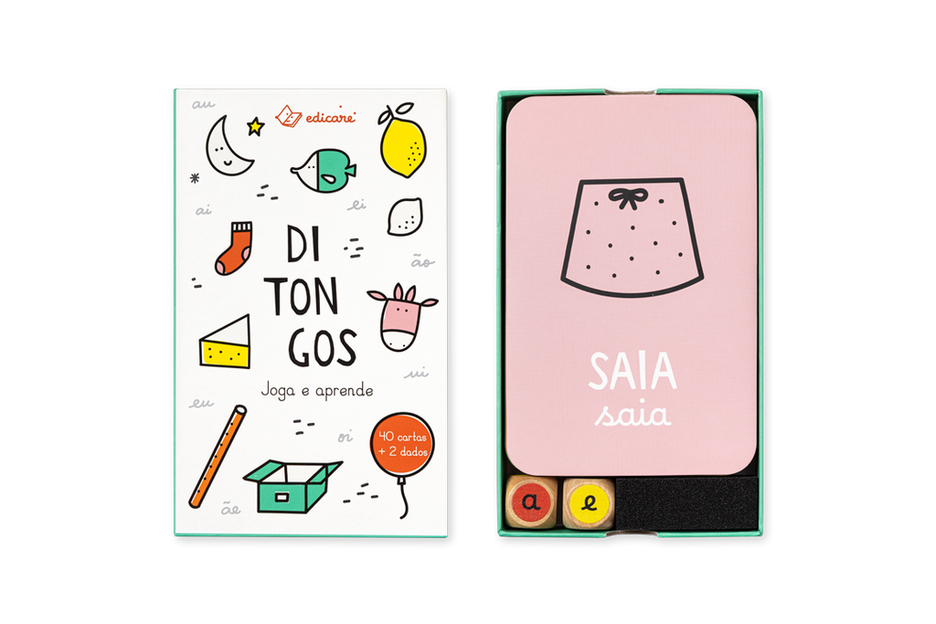 Cartas e dados do jogo Ditongos Joga e Aprende dispostos sobre a mesa