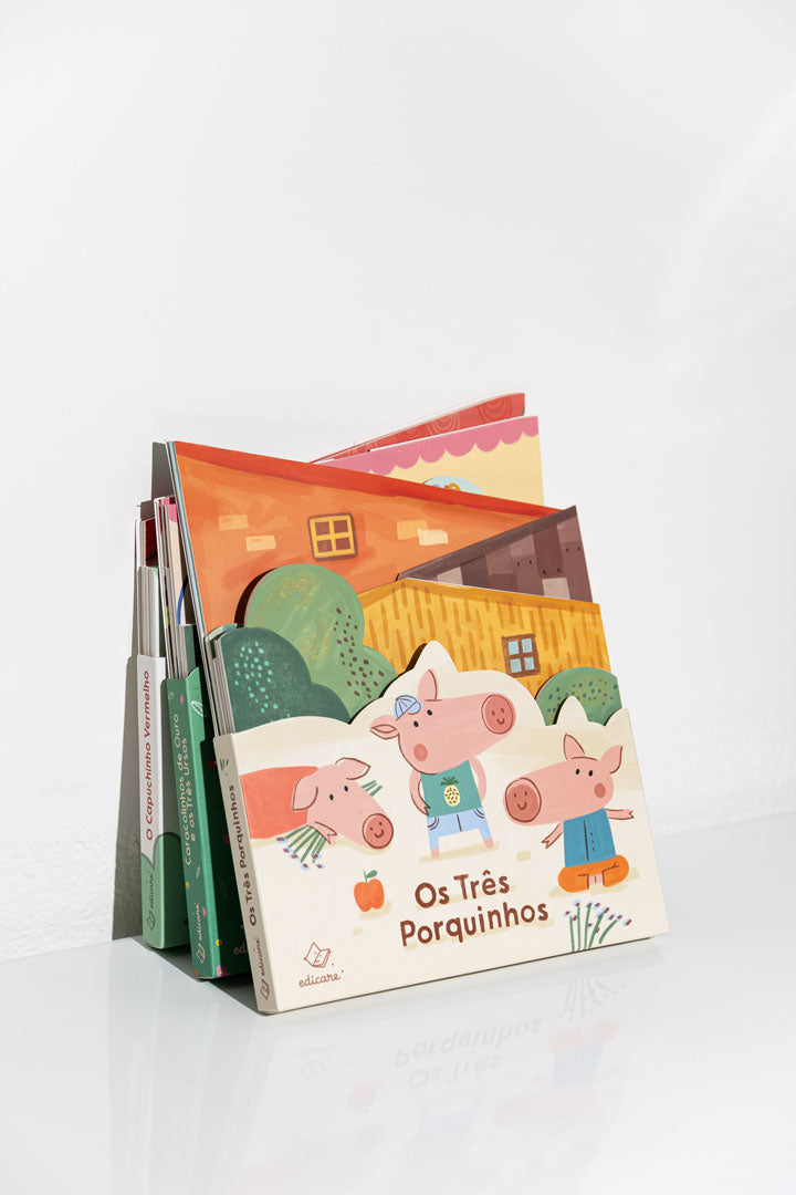 Livro acordeão Os Três Porquinhos desdobrado sobre uma superfície