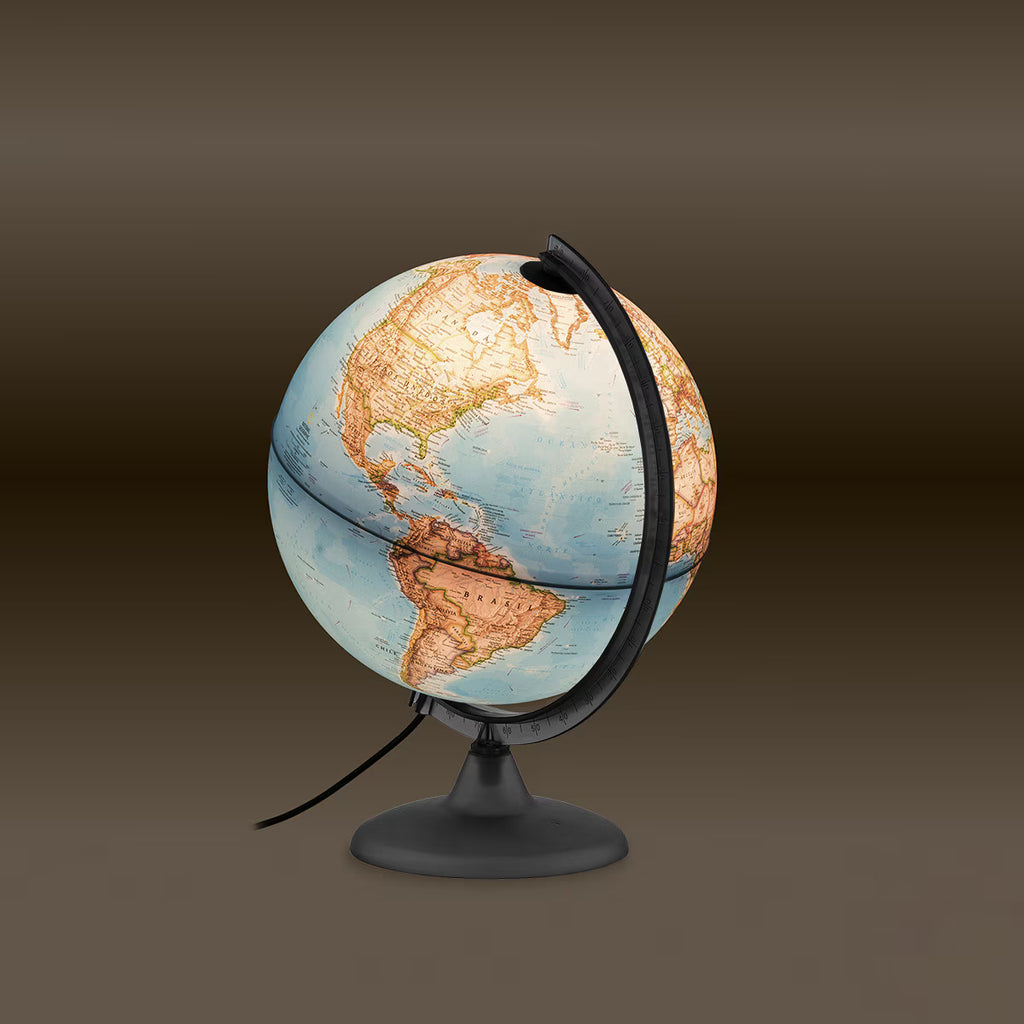 Globo com luz Tecnodidattica aceso no escuro, mostrando o mapa político iluminado do continente americano com uma luz quente e suave.