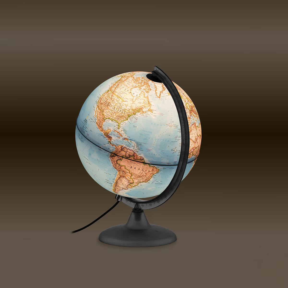 Globo com luz Tecnodidattica aceso no escuro, mostrando o mapa político iluminado do continente americano com uma luz quente e suave.