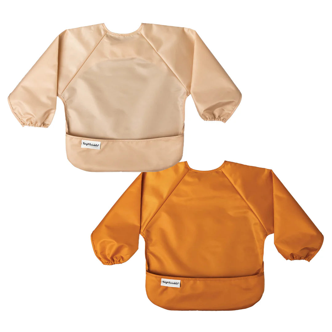 Conjunto de 2 babetes com mangas Tiny Twinkle, um bege e um laranja, com bolsos frontais.