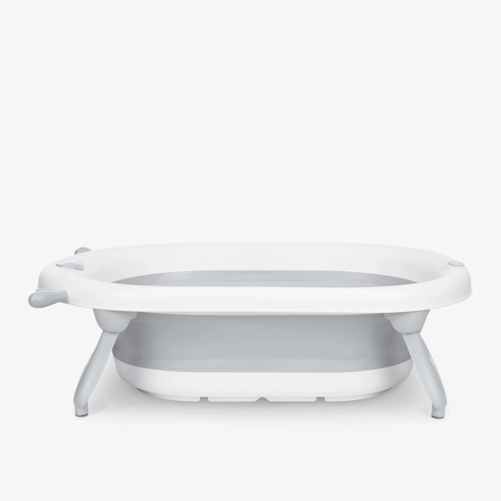 Vista frontal da banheira dobrável Kikkaboo Foldy Grey aberta, destacando a sua forma ergonómica e estável.