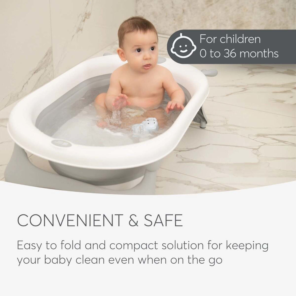 Bebé a tomar banho na banheira dobrável Kikkaboo Foldy Grey, com destaque para a faixa etária recomendada de 0 a 36 meses e a conveniência e segurança do produto.
