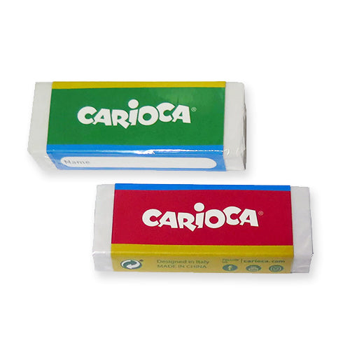 Duas borrachas grandes Carioca Brracha para lápis, uma com invólucro verde e azul e campo para nome, outra com invólucro vermelho e azul mostrando detalhes de fabrico.
