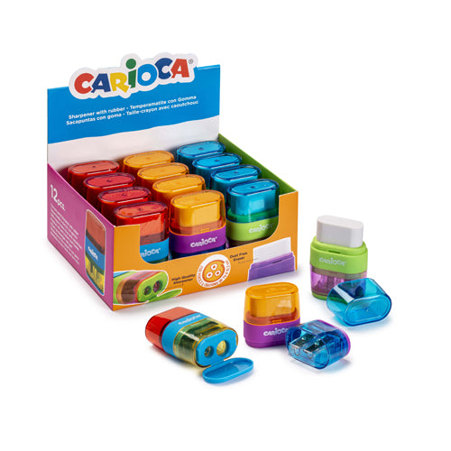 Exibição de um conjunto de afias lápis Carioca com duas bocas e borracha integrada, em cores sortidas vibrantes (vermelho, laranja, azul, verde), com algumas unidades individuais destacadas.