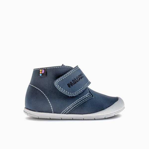Bota Pablosky Barefoot Nobuck Tech Marino, vista lateral direita, destacando o design ergonómico e a cor azul marinho.