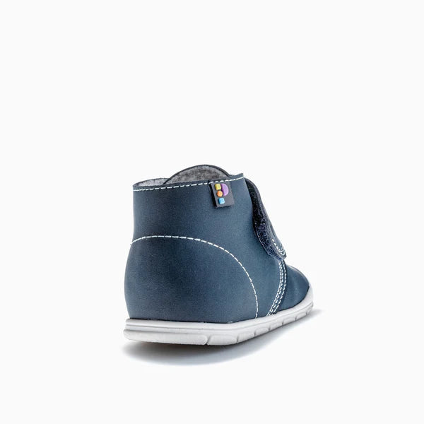 Vista traseira da bota Pablosky Barefoot Nobuck Tech Marino, mostrando o calcanhar e a sola.